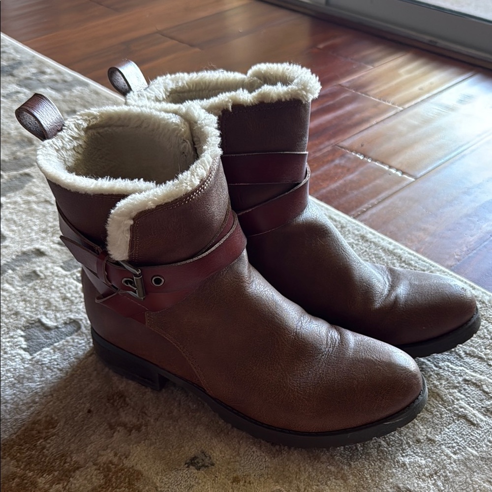 American Eagle Outfitters Brown Winter Boots with Cream Lining